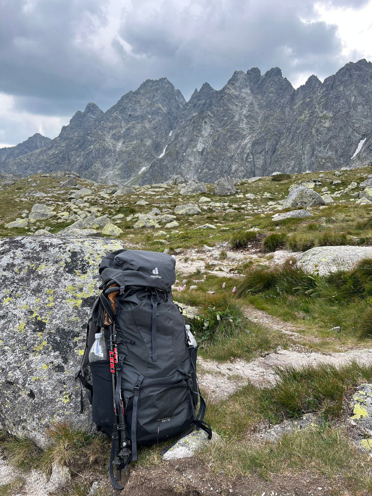 Mochila de montaña apoyada sobre terreno rocoso